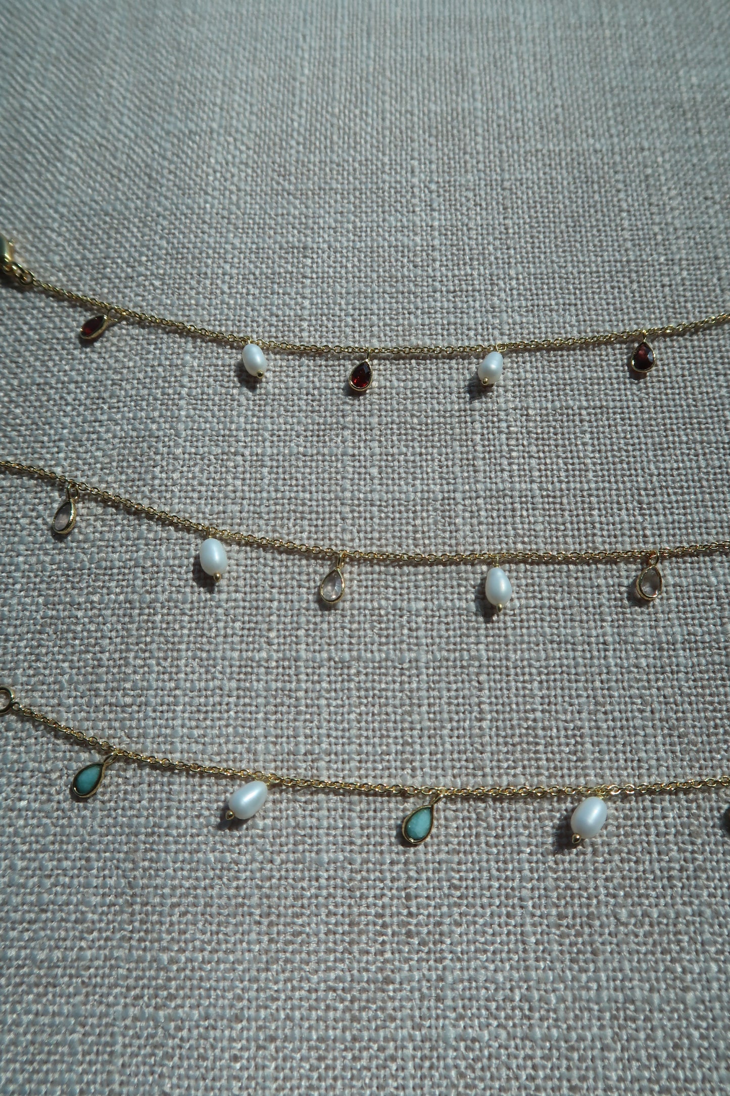 Gemstones friendship bracelets, rose quartz, pearl, amazonite, garnet, gut idea