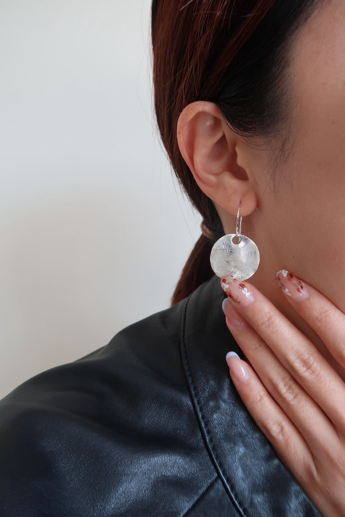 Round disc plate drop earrings, silver, chic earrings